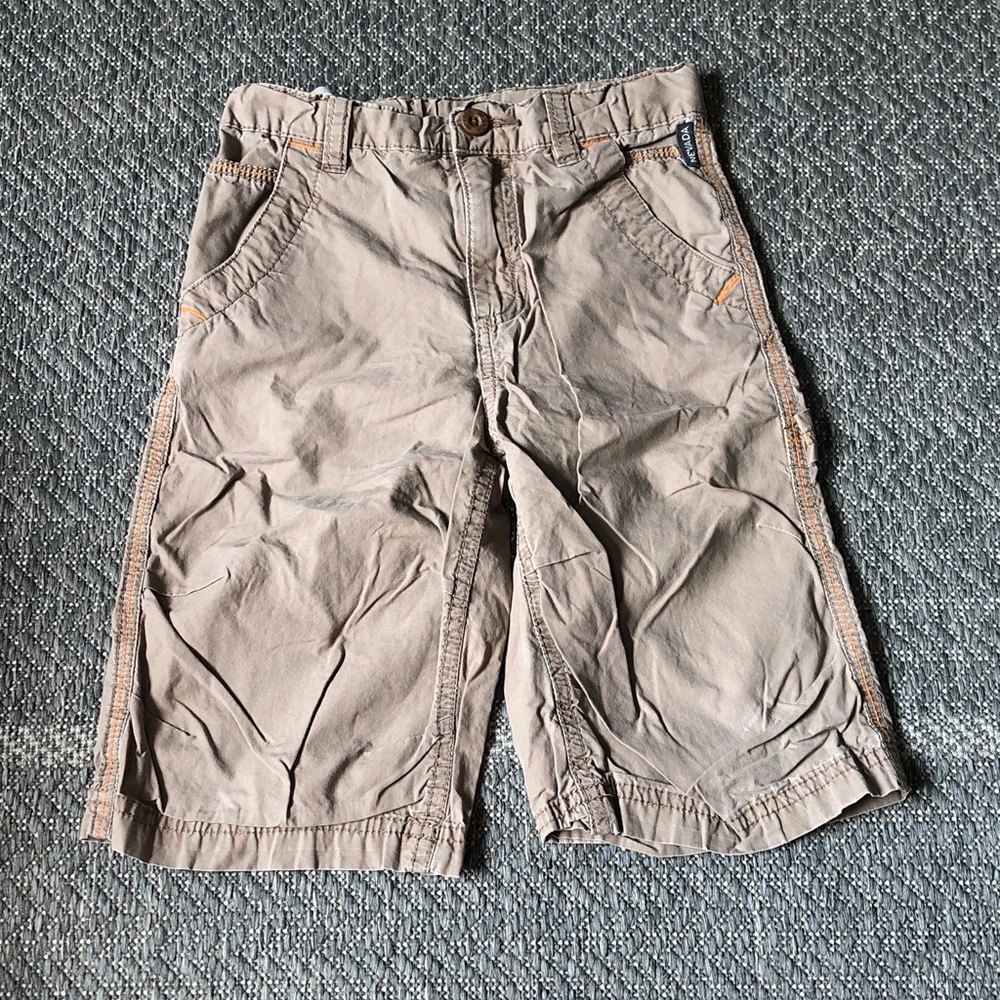 Neutral Tan Cargo-Style Shorts with Side Stitching